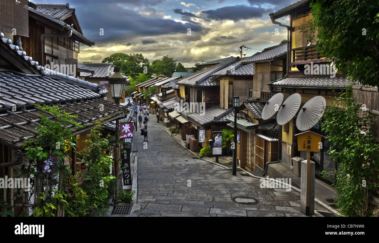 Famoso quartiere di Higashiyama a Kyoto è piena di teahouse, caffetterie e negozi è una famosa destinazione turistica Foto Stock
