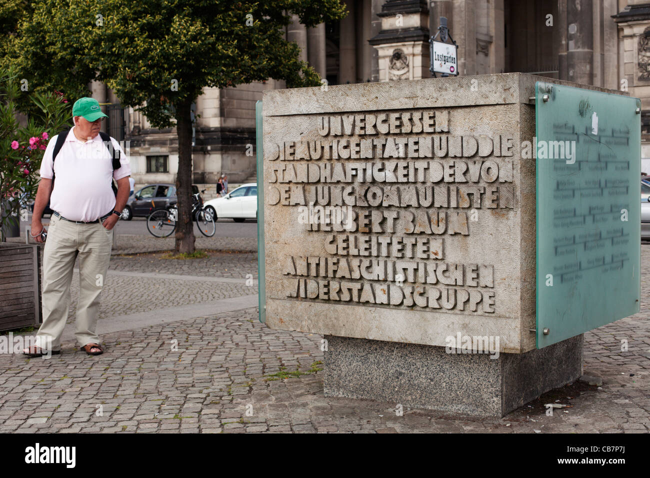 Un sightseer presso un anti memorial fascista a Berlino, Germania commemora la resistenza gruppo assassinati dai Nazisti durante la Seconda Guerra Mondiale. Foto Stock