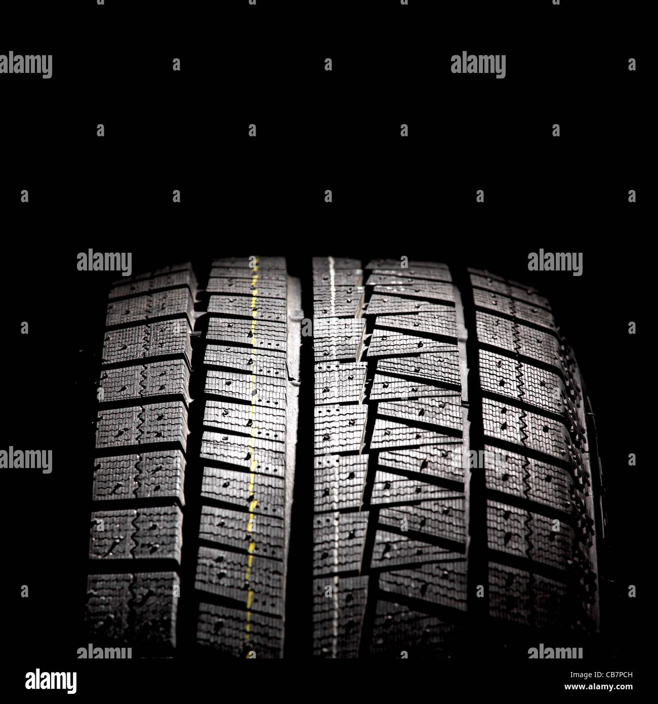 Parte del nuovo pneumatico auto isolata su uno sfondo nero. Formato quadrato. Foto Stock