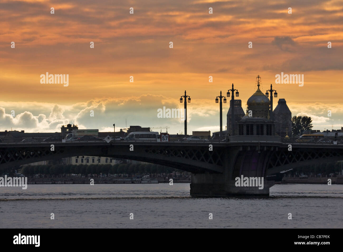 Tramonto del ponte sul fiume Neva, San Pietroburgo, Russia Foto Stock