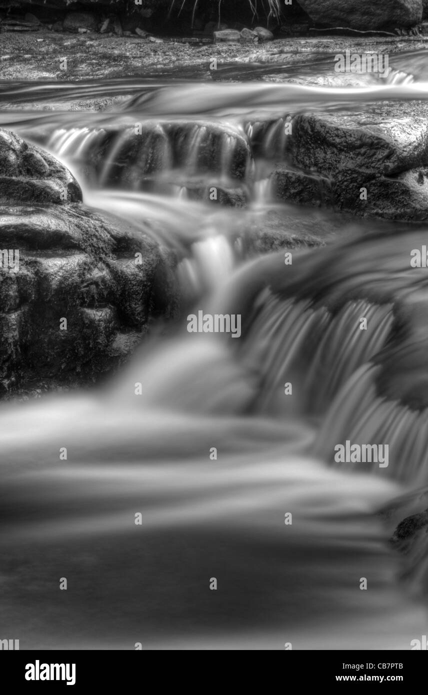 Di gran lunga il nero Clough del Derbyshire il picco scuro, Woodhead, Inghilterra. Regno Unito Foto Stock