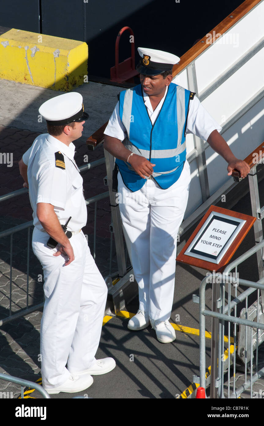 I marinai pronti ad accogliere gli ospiti a bordo della nave da crociera. Foto Stock