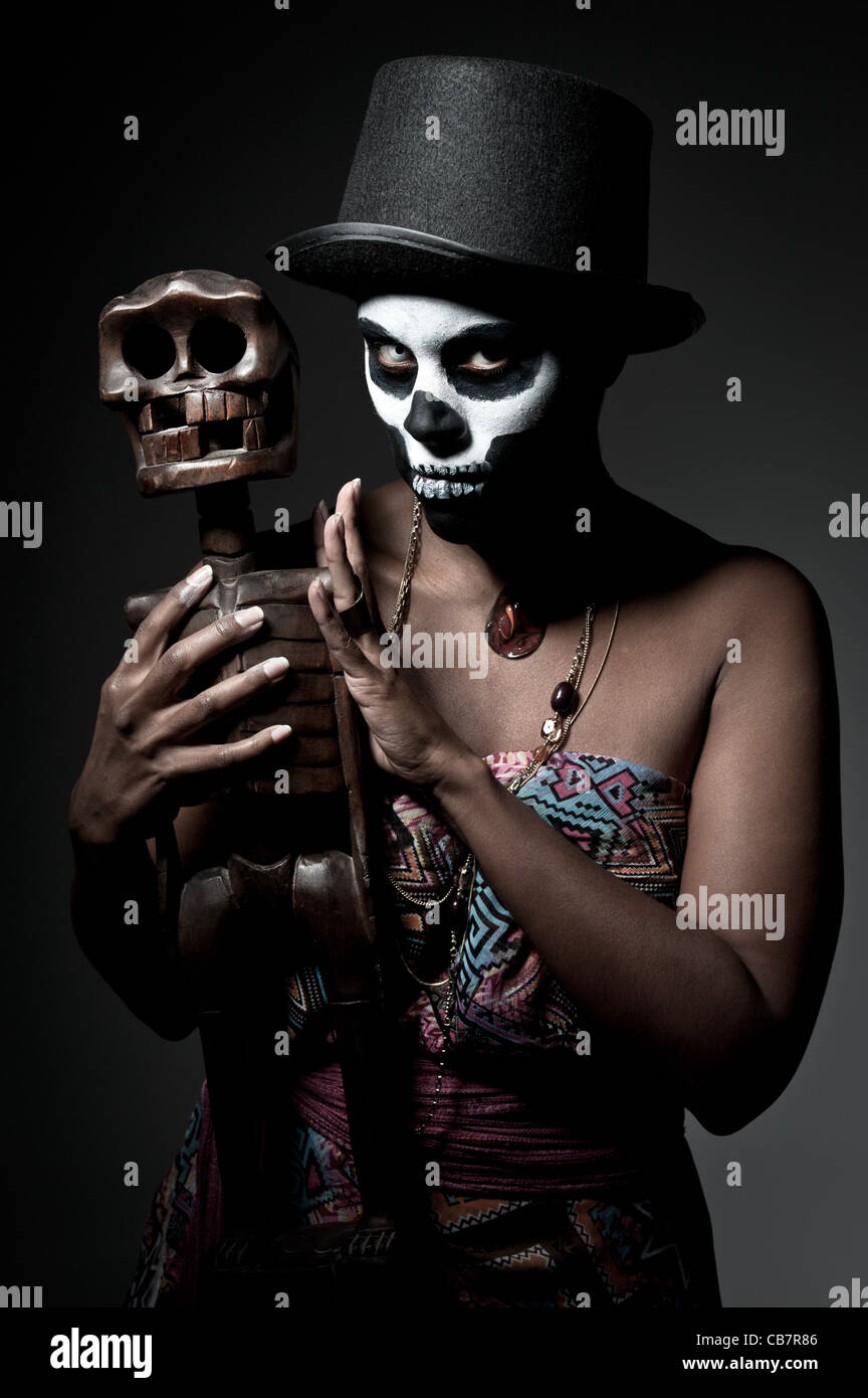 Una femmina di sacerdotessa voodoo con face paint Foto Stock
