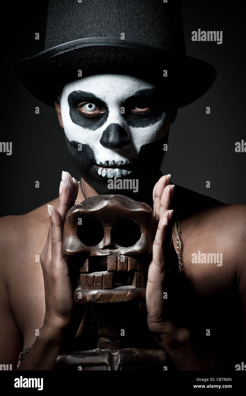 Una femmina di sacerdotessa voodoo con face paint Foto Stock