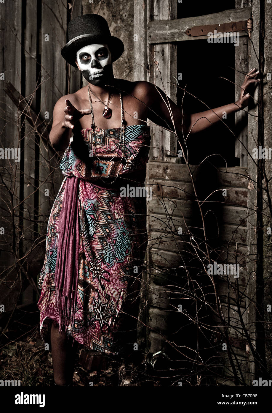 Una femmina di sacerdotessa voodoo con face paint Foto Stock
