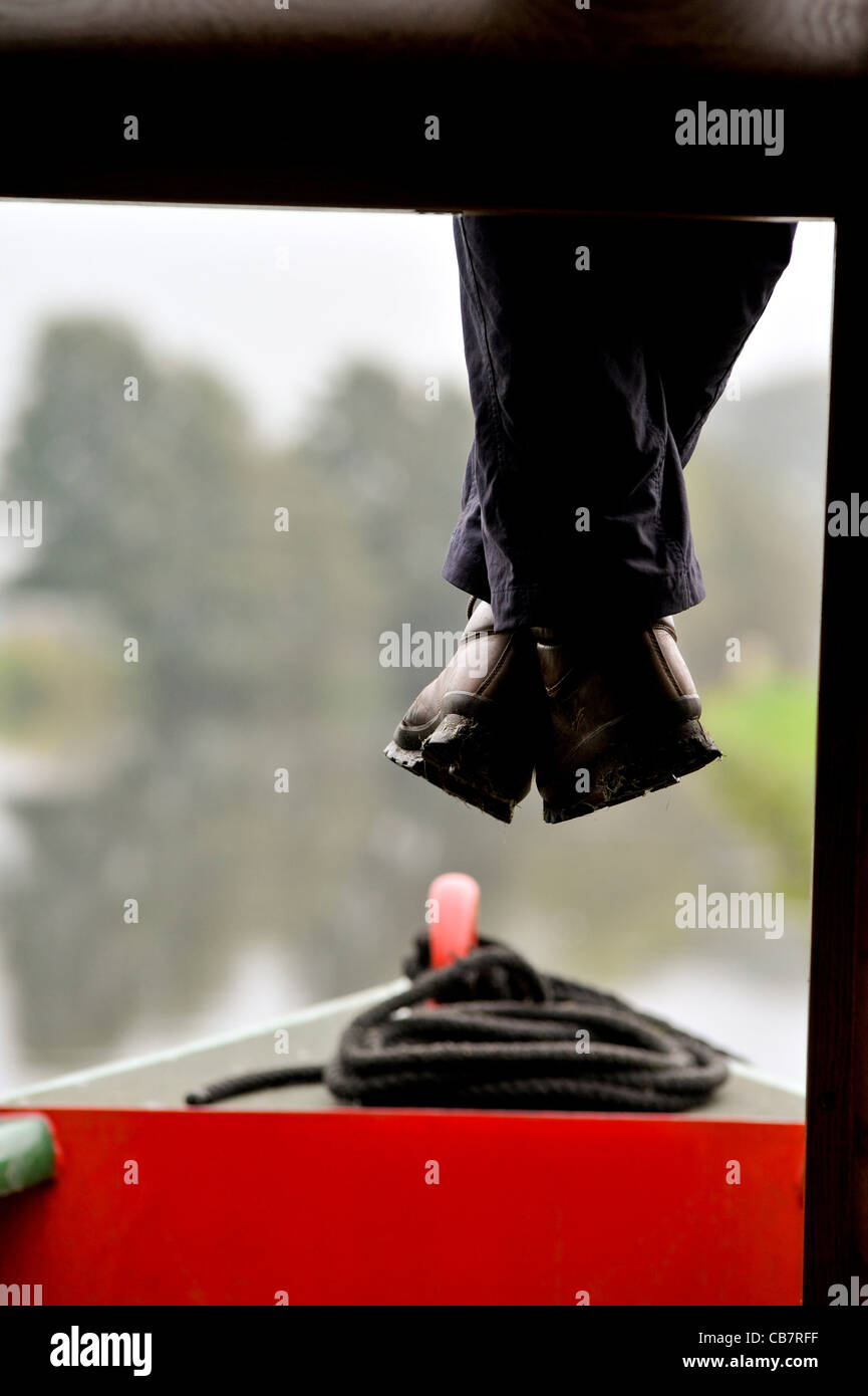 Seduta sul tetto di un canal boat viaggia su Leeds Liverpool canal, nello Yorkshire, Regno Unito. Foto Stock