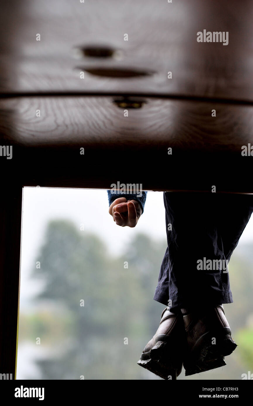 Divertimento gesto maleducato da persona seduta sulla cabina del canal boat viaggia su Leeds Liverpool canal, nello Yorkshire, Regno Unito. Foto Stock