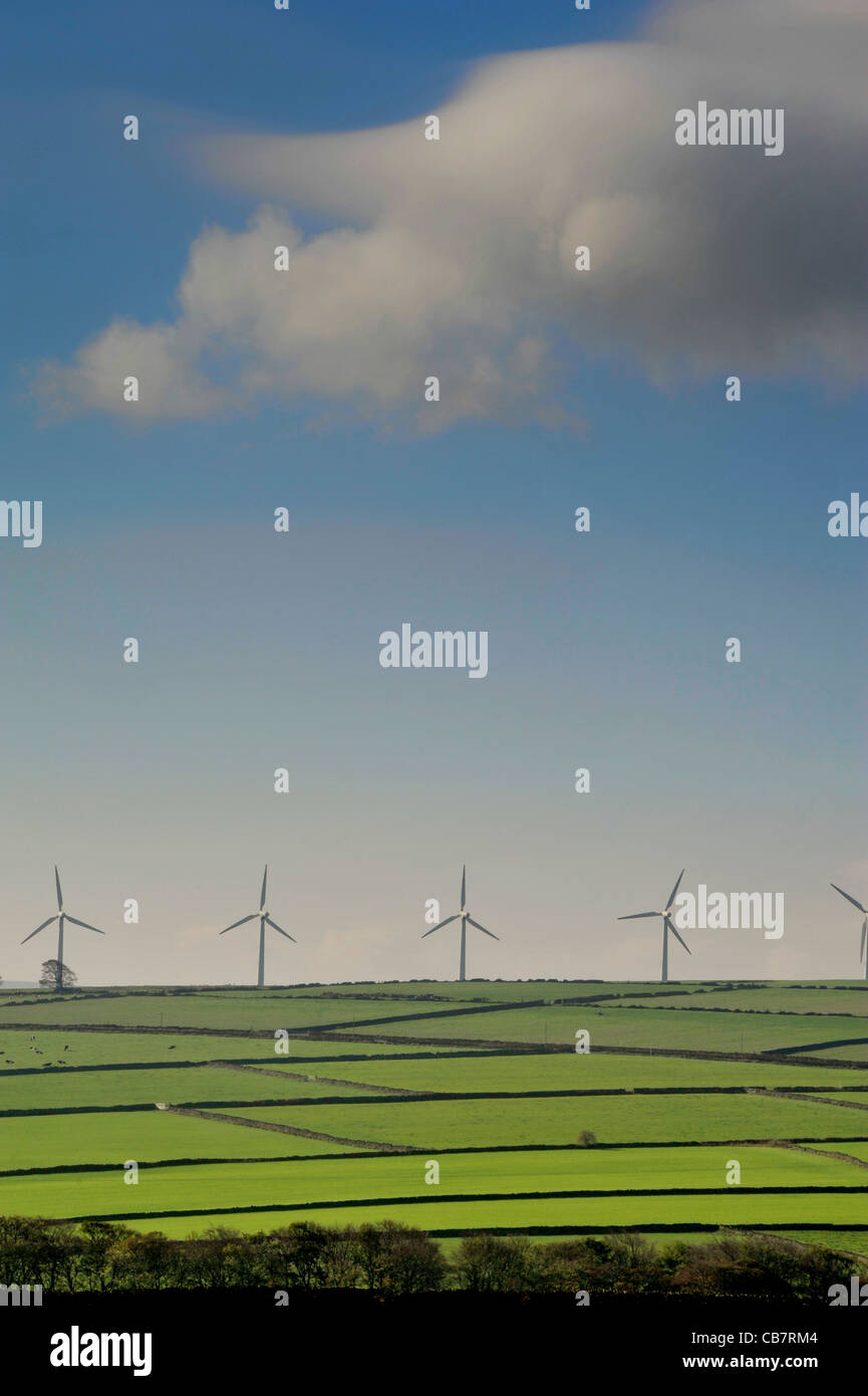 Le turbine eoliche su una collina sopra il verde dei prati vicino a Sheffield, Yorkshire, Regno Unito Foto Stock