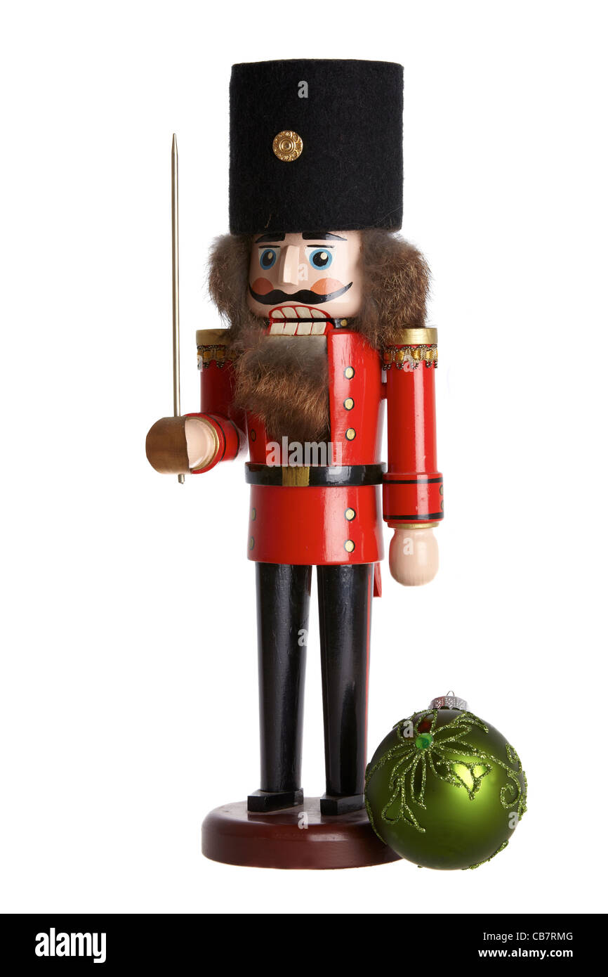 Schiaccianoci tradizionale con albero di natale sfera su sfondo bianco Foto Stock