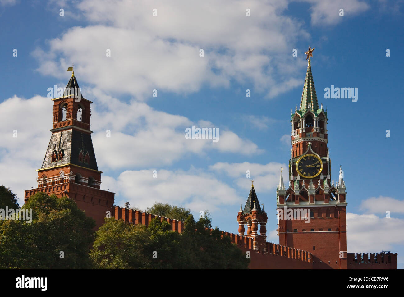Torre Spasskaya e torri sulla Parete Rossa nella Piazza Rossa di Mosca, Russia Foto Stock