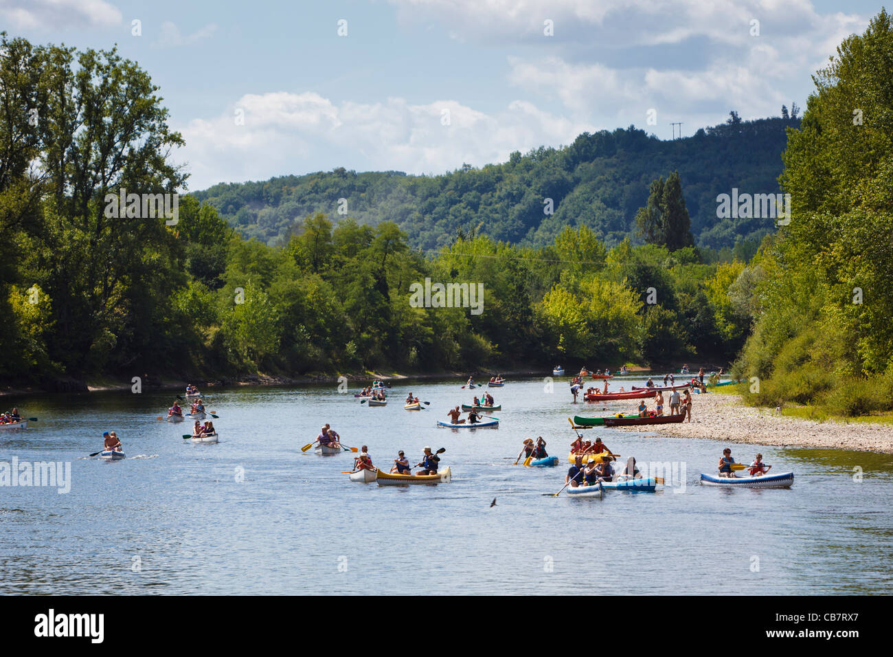 In canoa sul fiume Dordogne, Dordogne, Francia in estate Foto Stock