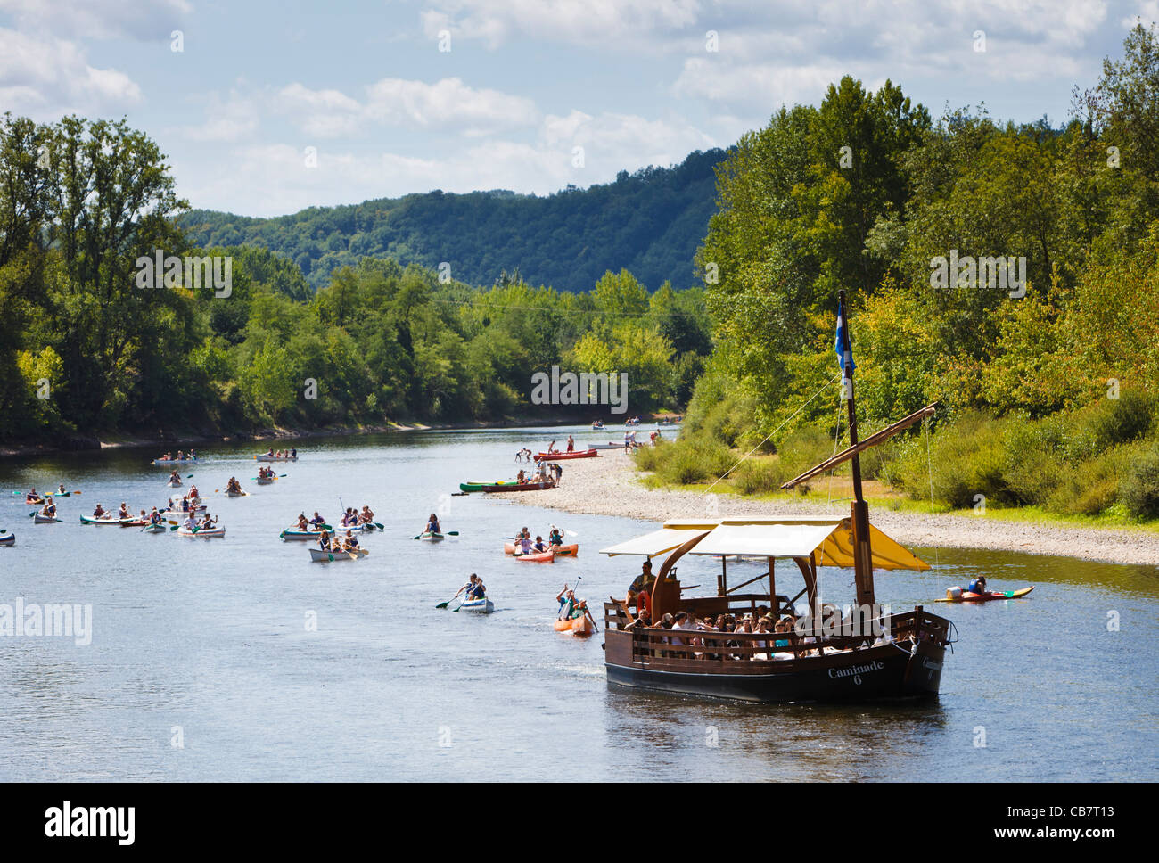 Fiume Dordogne - La barca turistica e persone in canoa sul fiume Dordogne, Francia, Europa Foto Stock