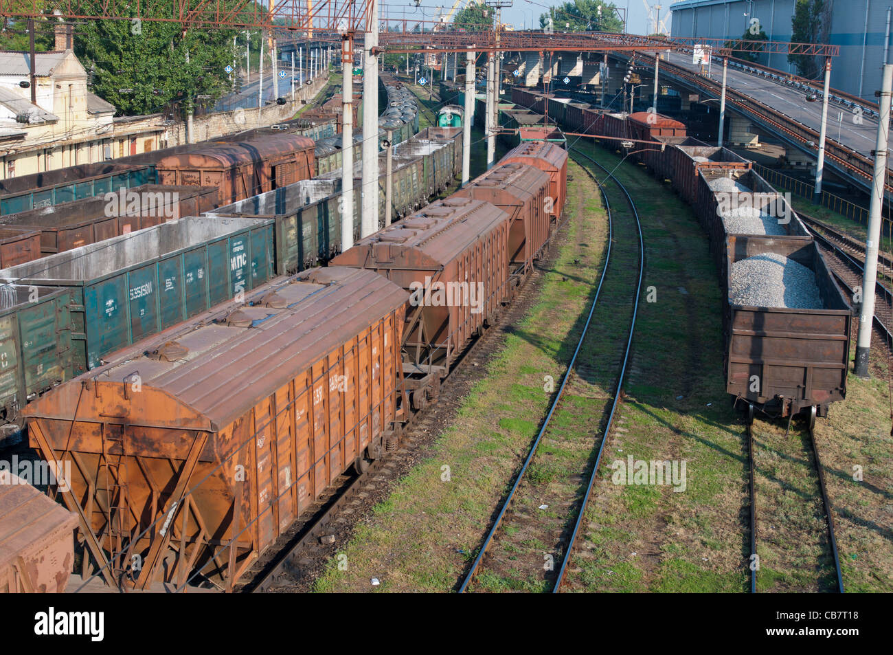 I treni merci nella città di Odessa, Ucraina. Foto Stock
