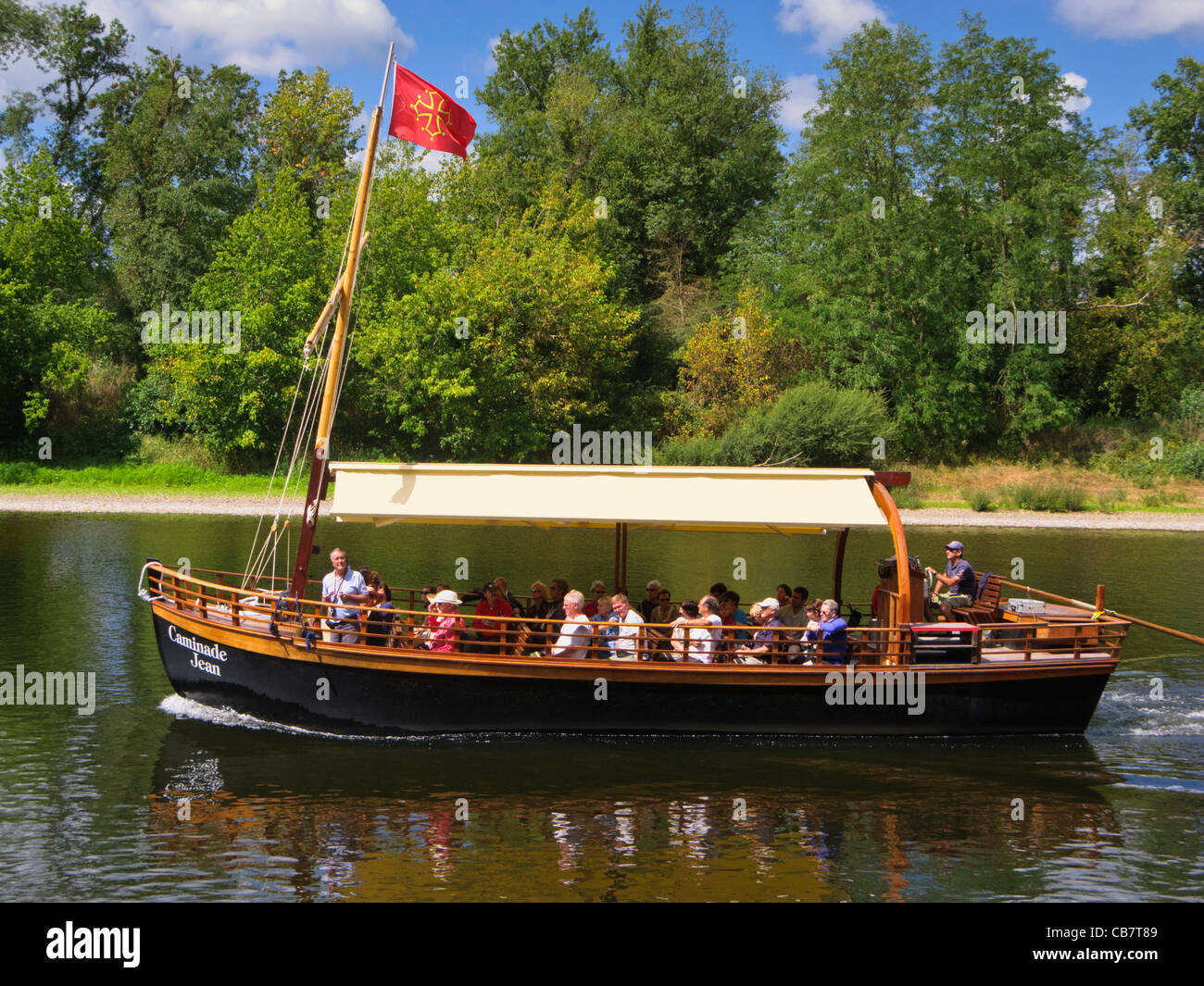 La barca turistica sul fiume Dordogne, Francia - presso La Roque Gageac - con i turisti in un viaggio turistico in estate Foto Stock