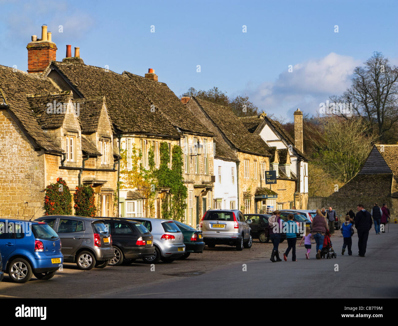 Strada principale nel villaggio di Lacock, Wiltshire, Inghilterra, Regno Unito Foto Stock