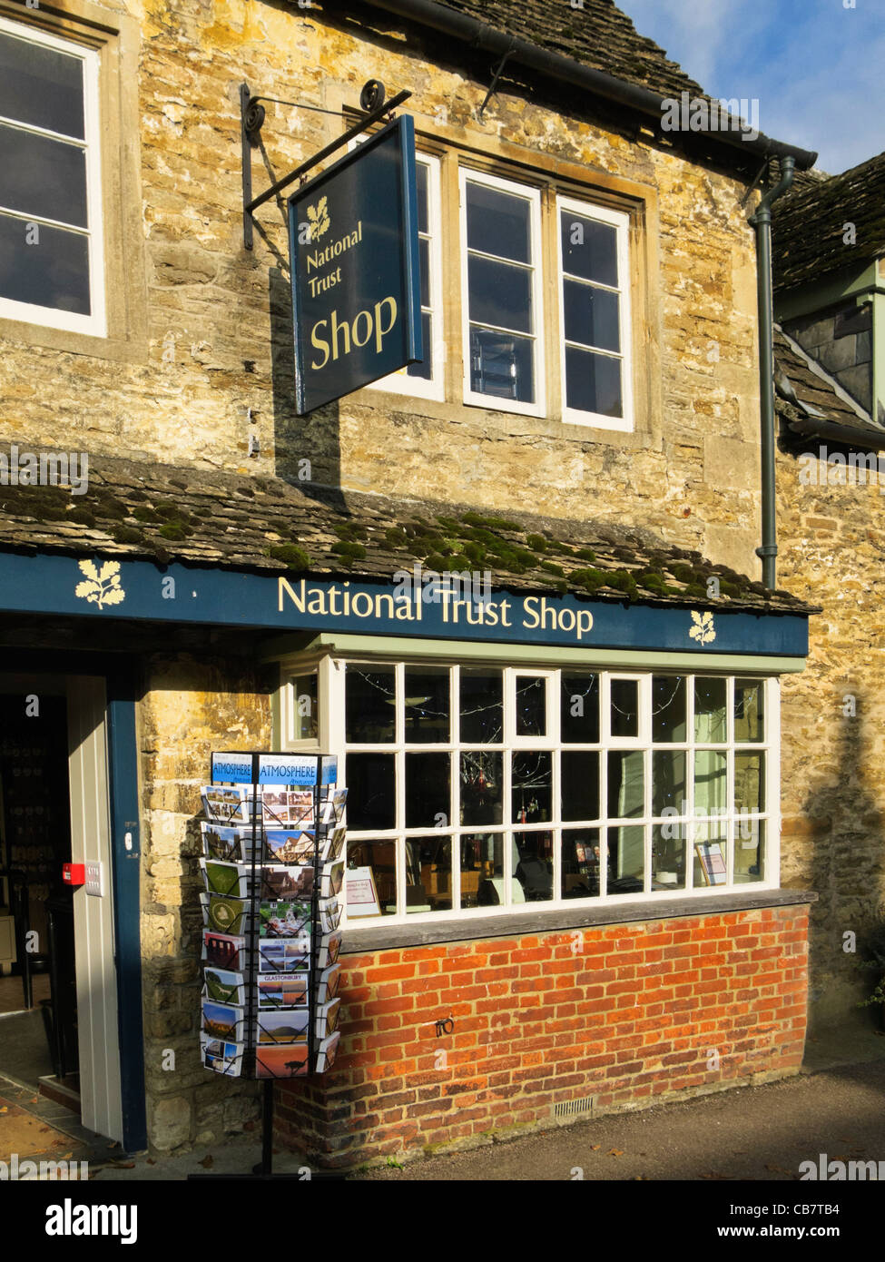 Il National Trust shop nel villaggio di Lacock, Wiltshire, Inghilterra, Regno Unito Foto Stock