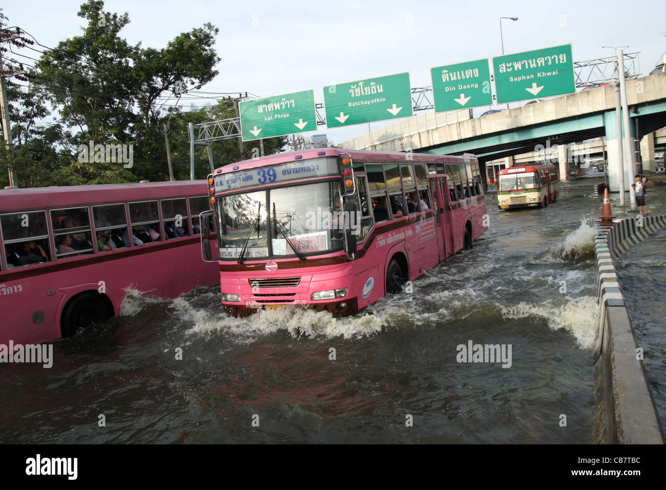 La guida di autobus in acque alluvionali a Phaholyothin Road , Bangkok , Thailandia Foto Stock