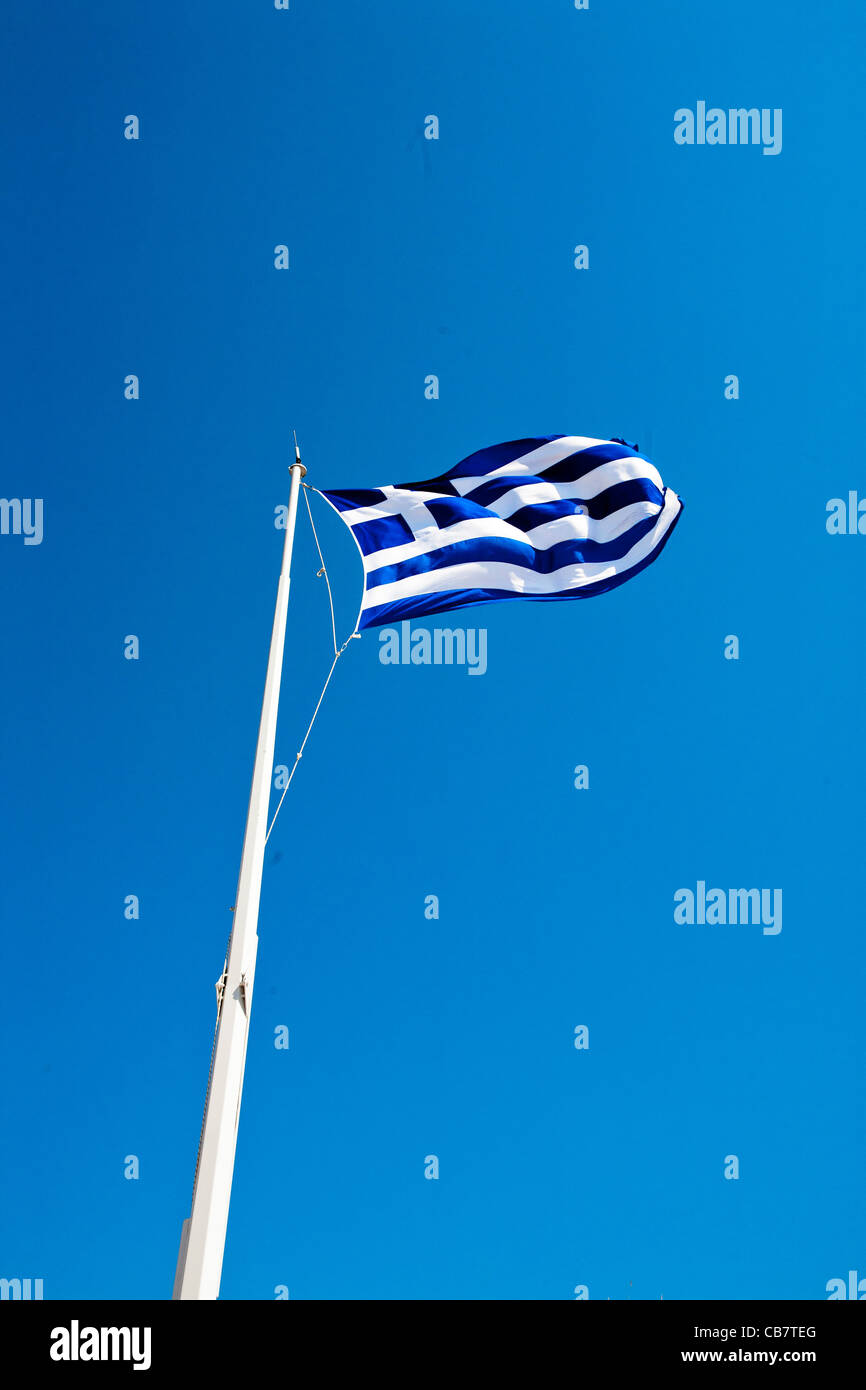 Viaggi e architettura scatti dalla Grecia - bandiera greca in movimento contro un cielo blu Foto Stock