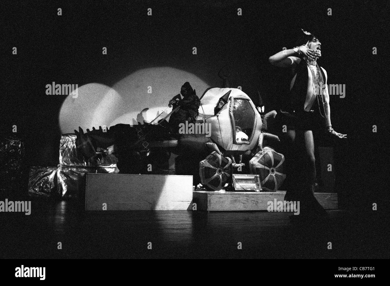 Transexual, uomo, donna, artista, teatro, scena, party, in bianco e nero, pellicola, telecamera analogica, ballare, cantare, cantante, attrice, attore Foto Stock