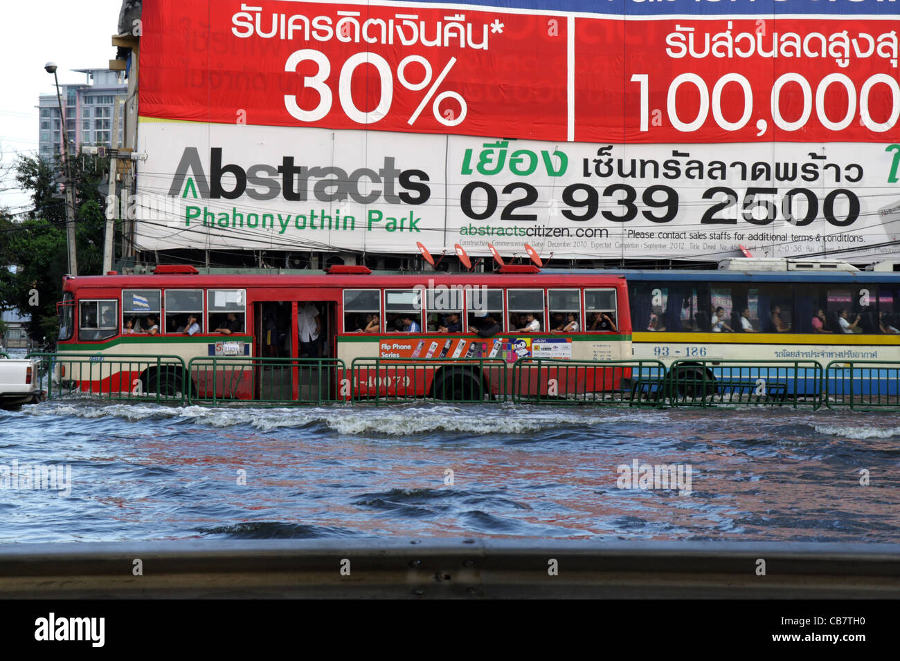 La guida di autobus in acque alluvionali a Phaholyothin Road , Bangkok , Thailandia Foto Stock