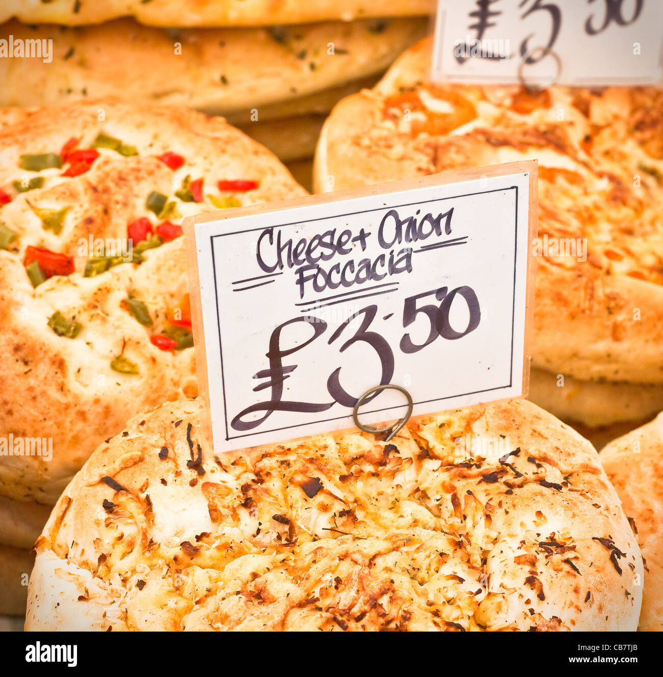 Appena sfornato foccacia italiano a una pressione di stallo di mercato nel Regno Unito Foto Stock