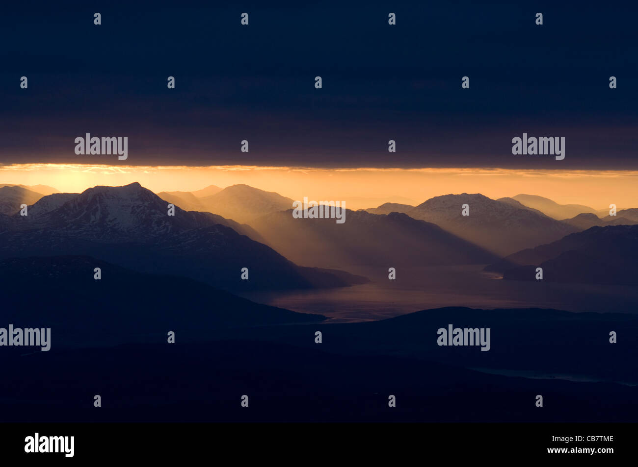 Costa del West Highlands all'alba, in corrispondenza della bocca del Loch Hourn, Knoydart, mostrando Beinn Sgritheall (974 metri) sulla sinistra Foto Stock