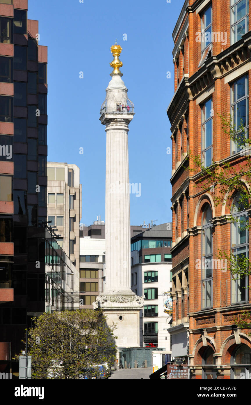Il monumento di Londra colonne doriche in pietra di Portland che commemora un grande incendio di Londra turisti su public viewing platform City di Londra Inghilterra REGNO UNITO Foto Stock