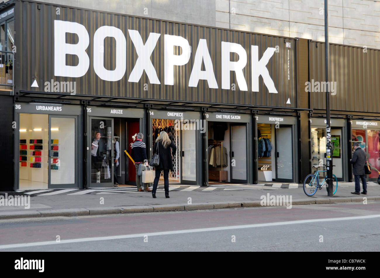 Boxpark negozio unità utilizzando file di spedizione contenitori dotati di porta anteriore, indicato come pop up centro commerciale Shoreditch High Street Londra Inghilterra Regno Unito Foto Stock