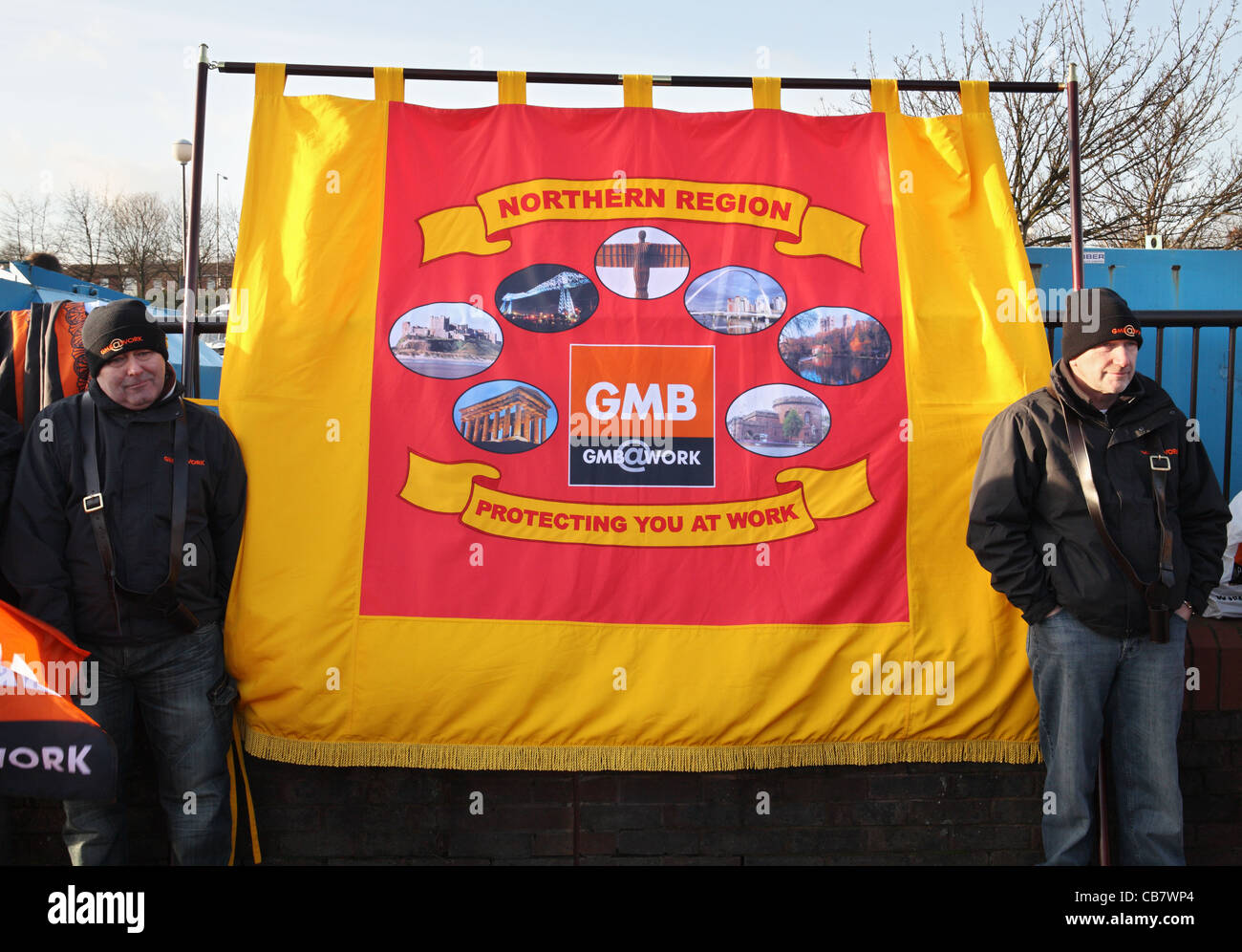 Due sindacati membri con un banner di GMB , TUC giorno di azione Gateshead, North East England, Regno Unito Foto Stock