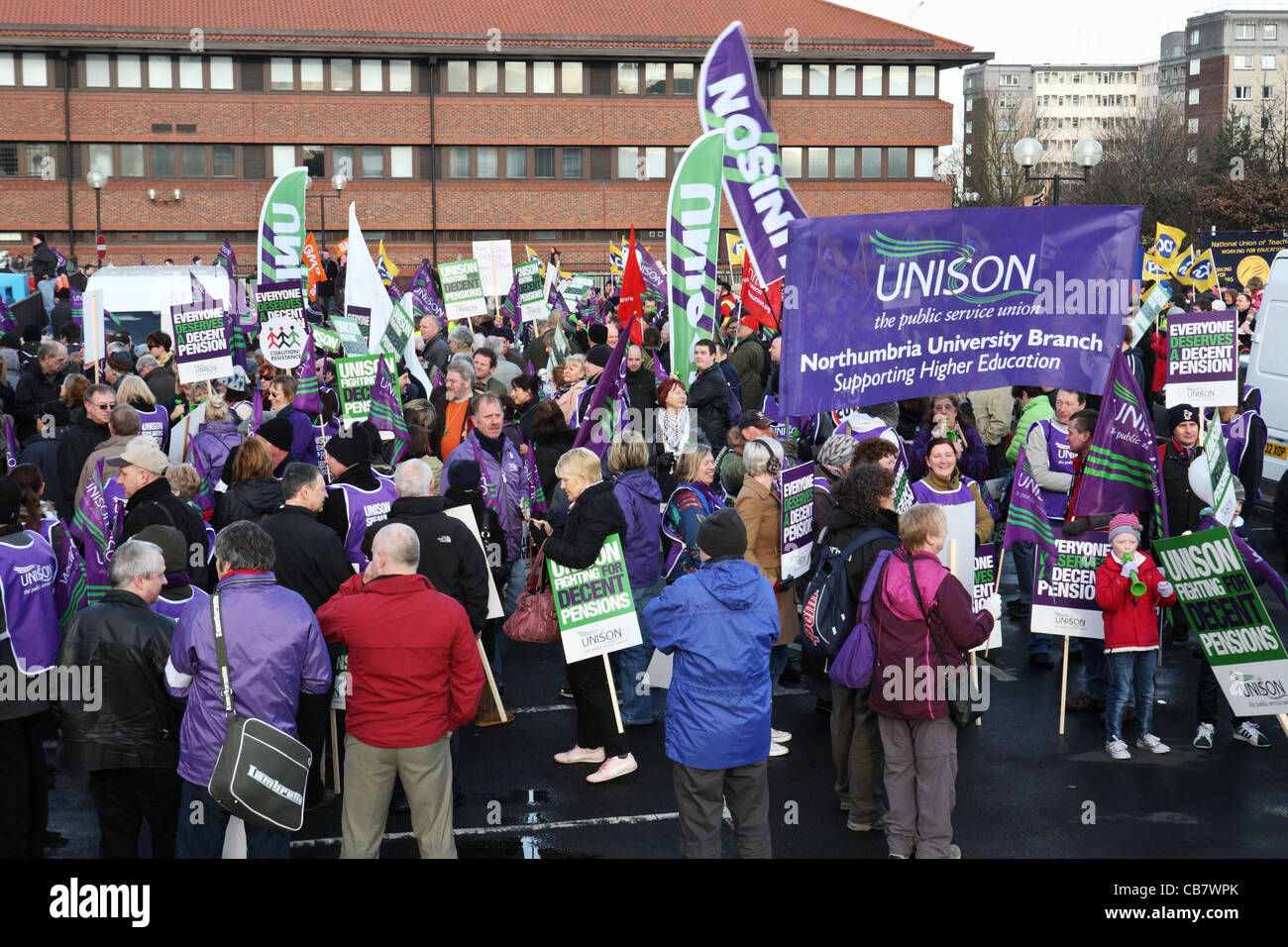 La raccolta dei sindacati membri con striscioni e bandiere, TUC giorno di azione Gateshead, North East England, Regno Unito Foto Stock