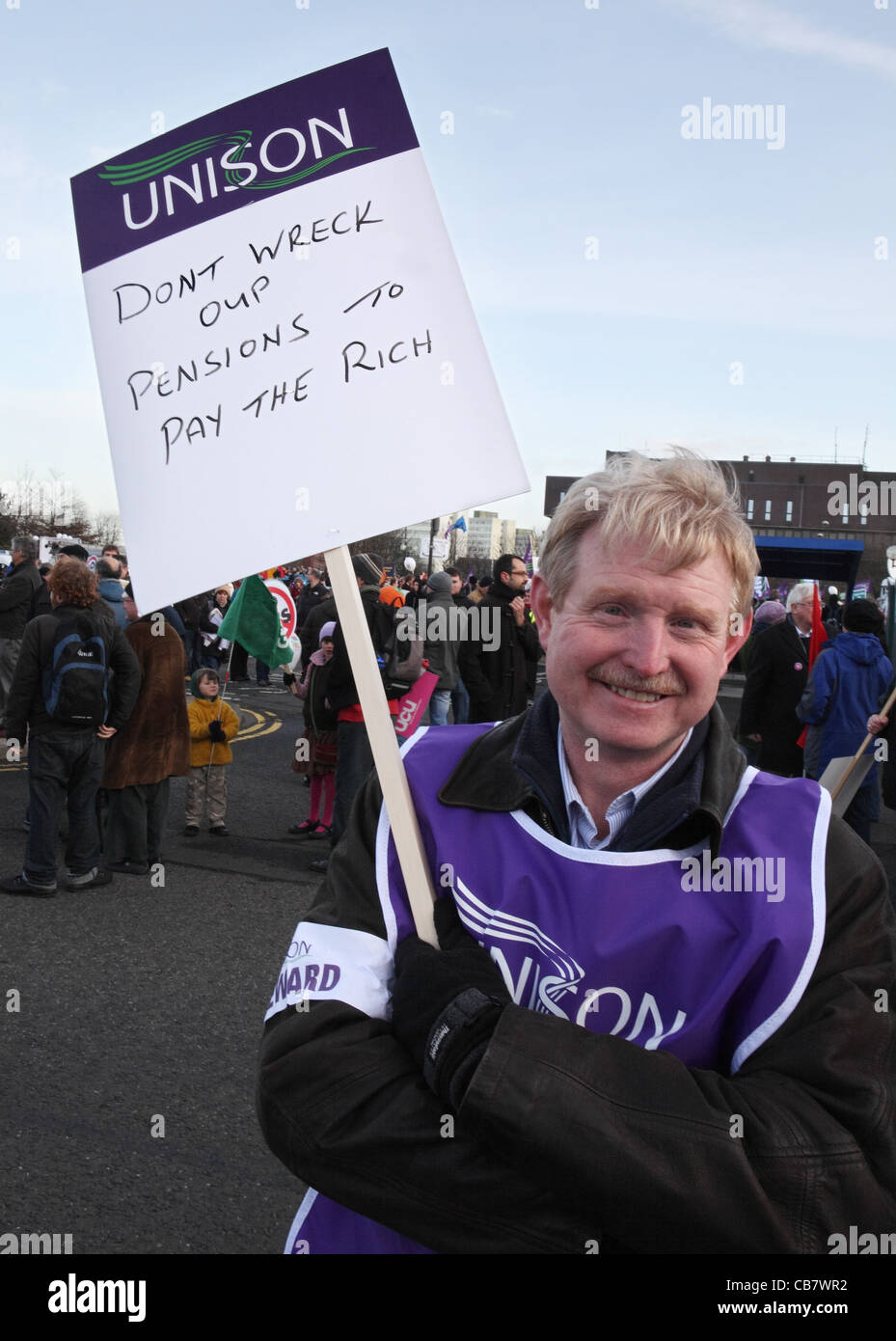 Un unisono stati tenendo un cartello con le pensioni protesta, TUC giorno di azione Gateshead, North East England, Regno Unito Foto Stock