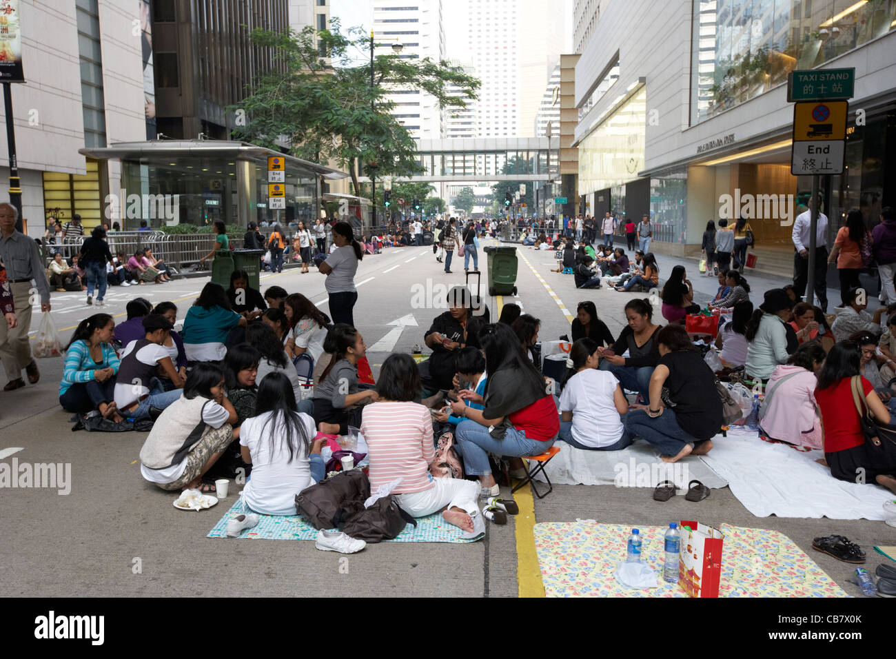 Le cameriere per la maggior parte dalle Filippine Indonesia Cina e Tailandia sul loro giornata si radunano nelle aree urbane di hong kong Foto Stock