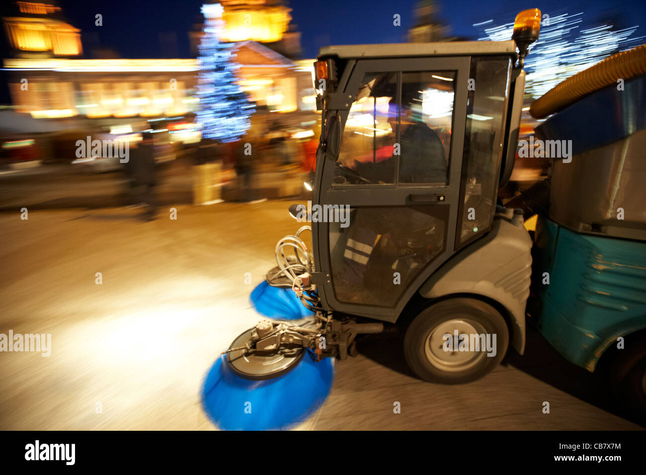 Belfast City Council street sweeper strade di pulizia di notte Irlanda del Nord Regno Unito panning deliberata sfocatura del movimento Foto Stock