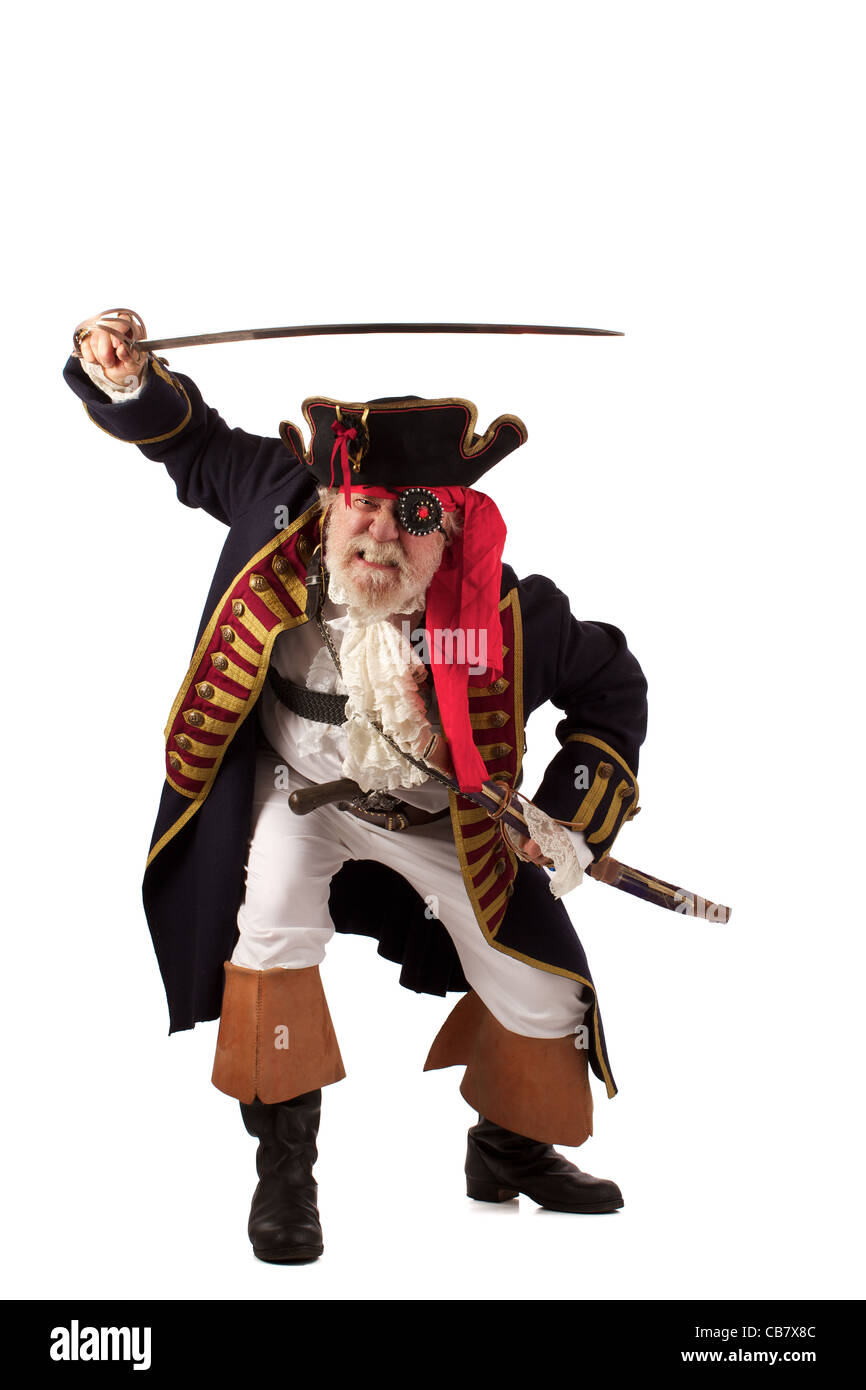 Pirata tradizionale con la spada sollevata allungandoti in avanti in modo aggressivo. Formato verticale, isolato su bianco, con copia spazio. Foto Stock