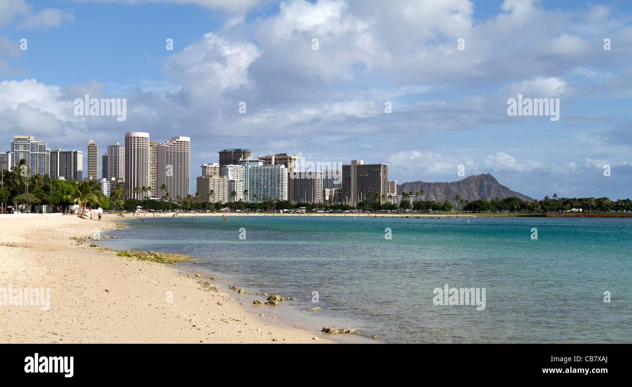 La spiaggia di Waikiki in una calda giornata estiva in Hawaii Foto Stock
