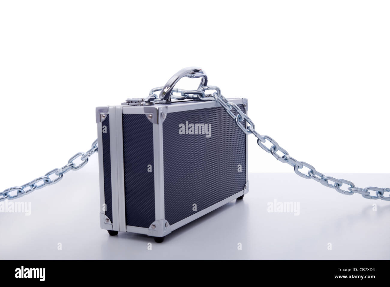 Secret business briefcase bloccato con forte catena (messa a fuoco selettiva) Foto Stock