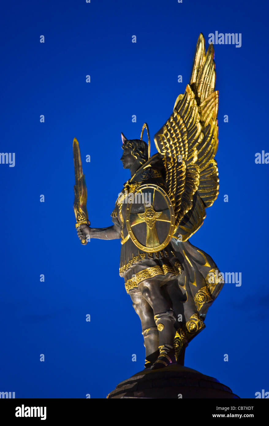 La statua di San Michele Arcangelo sulla parte superiore del cancello Pechersk in Piazza Indipendenza, Kiev, Ucraina Foto Stock