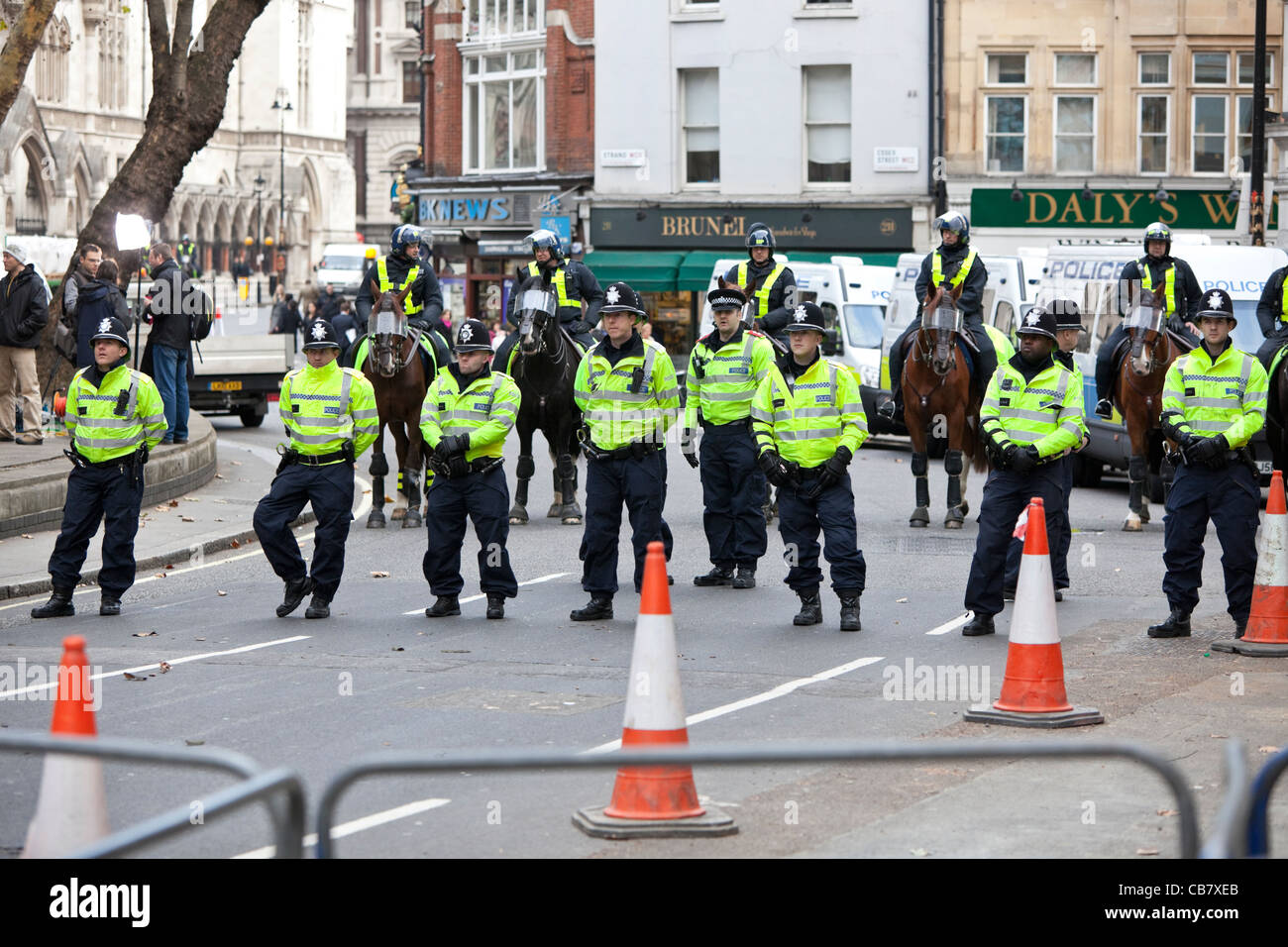 Forze di polizia britanniche allo sciopero del settore pubblico (i sindacati), Londra, Inghilterra, Regno Unito. Foto Stock