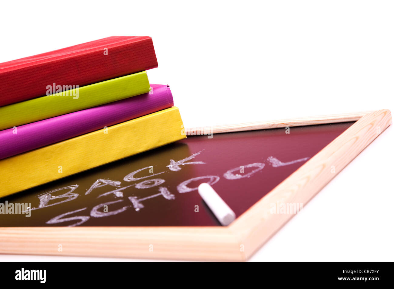 Si torna a scuola lettere scritte su una lavagna con colorati libri (messa a fuoco selettiva) Foto Stock