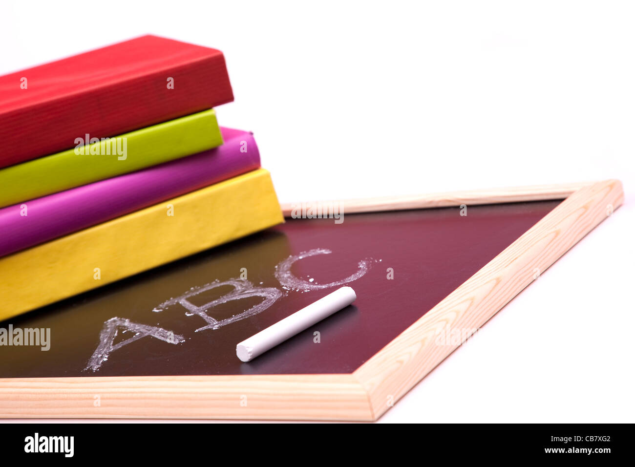 ABC lettere scritte su una lavagna con colorati libri (messa a fuoco selettiva) Foto Stock
