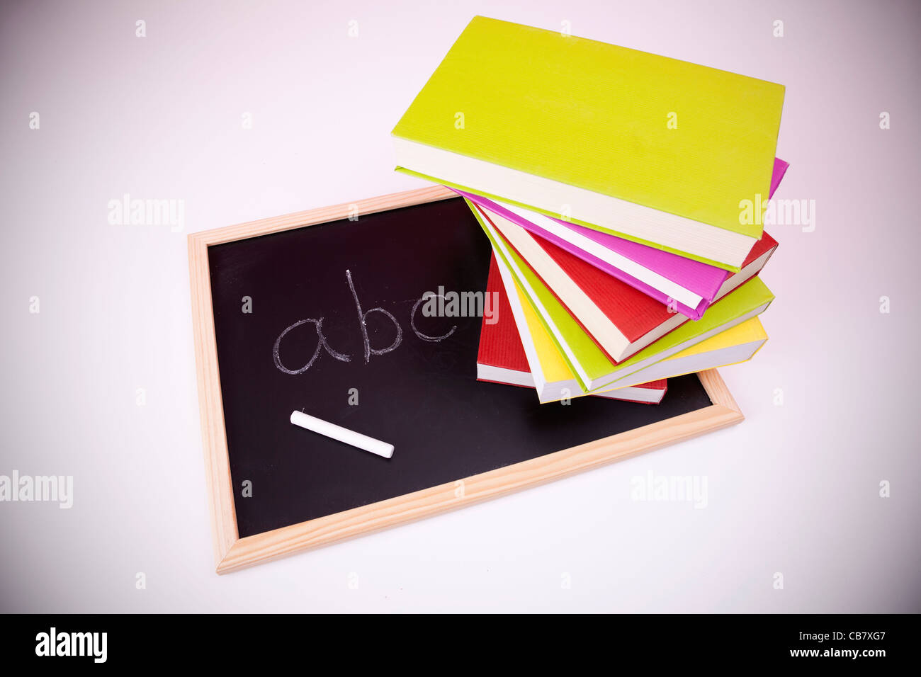 ABC lettere scritte su una lavagna con colorati libri (messa a fuoco selettiva) Foto Stock