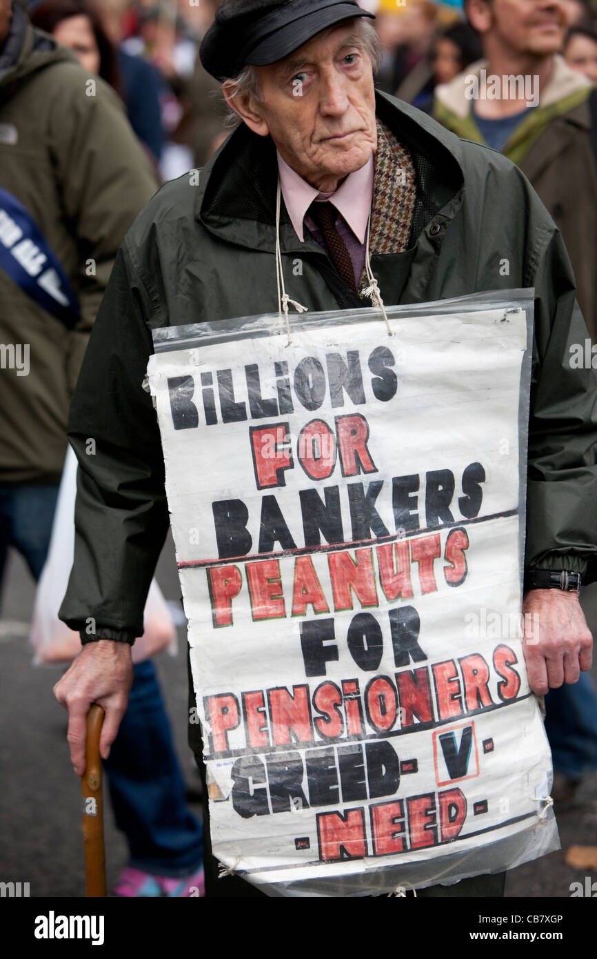 Ritratto di un uomo anziano che protestava contro lo Sciopero del settore pubblico, i sindacati, Londra, Inghilterra, Regno Unito. Foto Stock