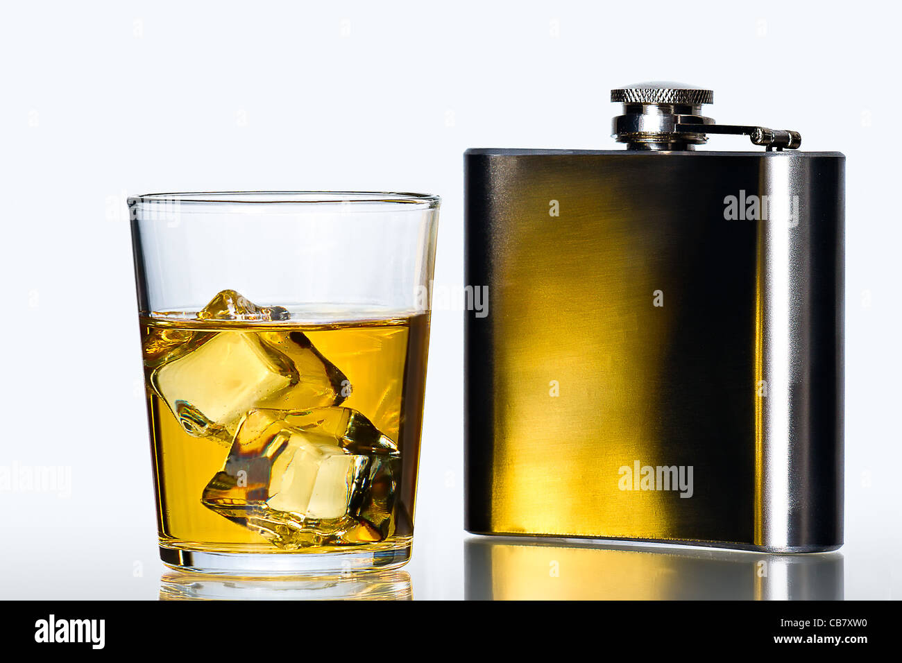Un bicchiere di whisky on the rocks e in acciaio inox pallone su sfondo bianco Foto Stock