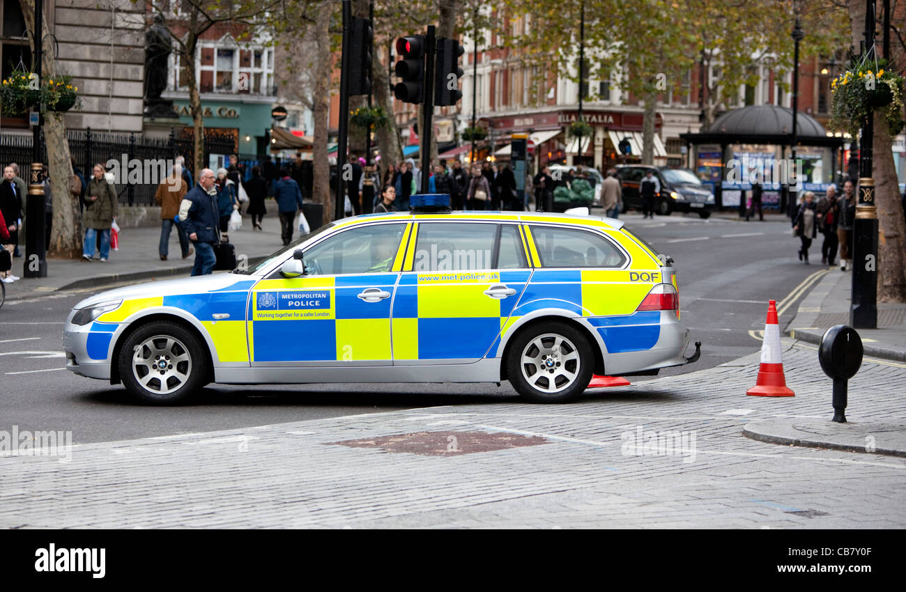 Un veicolo della polizia metropolitana che blocca una strada durante gli scioperi del settore pubblico (i sindacati), Londra, 2011, Inghilterra, Regno Unito. Foto Stock