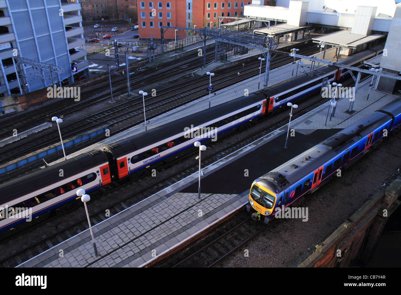 Primo treno occidentale in Leeds City Stazione ferroviaria dal di sopra Foto Stock