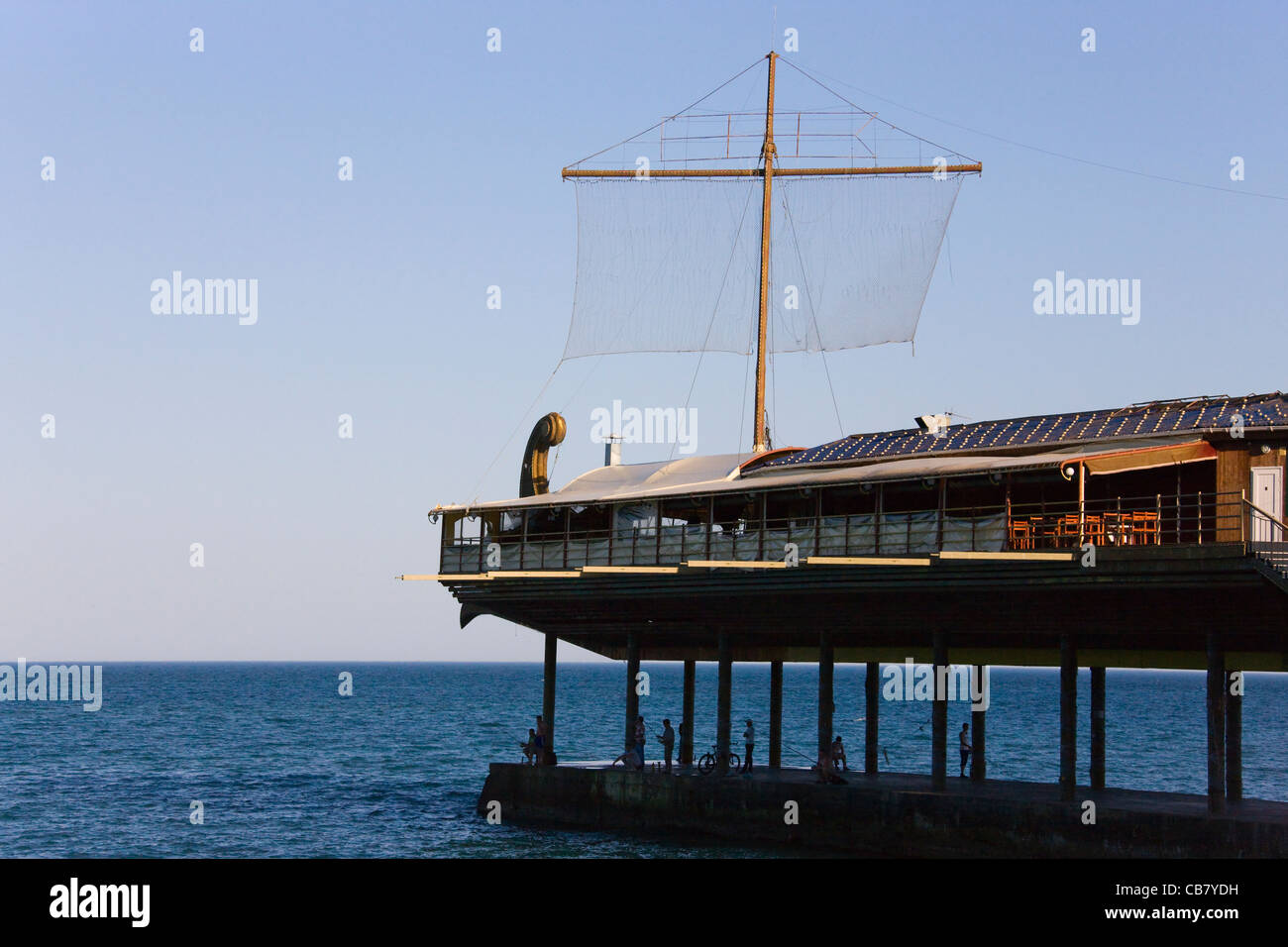 Ristorante in barca lungo il Mar Nero, Yalta, Crimea, Ucraina Foto Stock