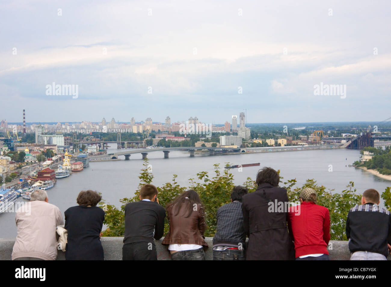 I turisti la visione di paesaggio con fiume Dnieper, Kiev, Ucraina Foto Stock