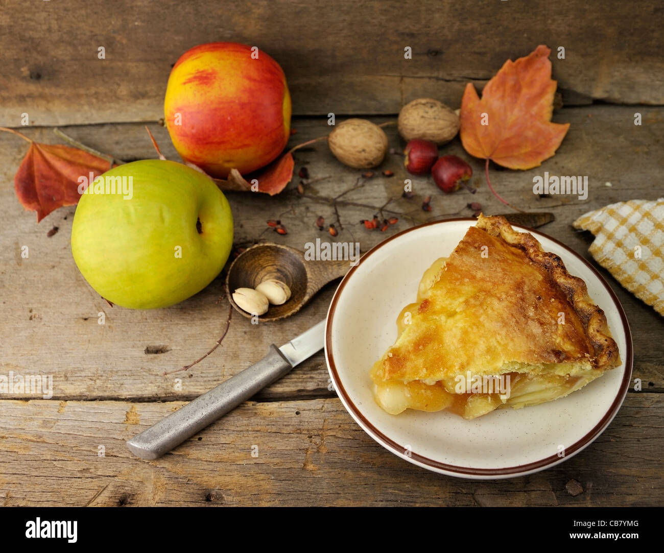 In casa la torta di mele su uno sfondo di legno Foto Stock