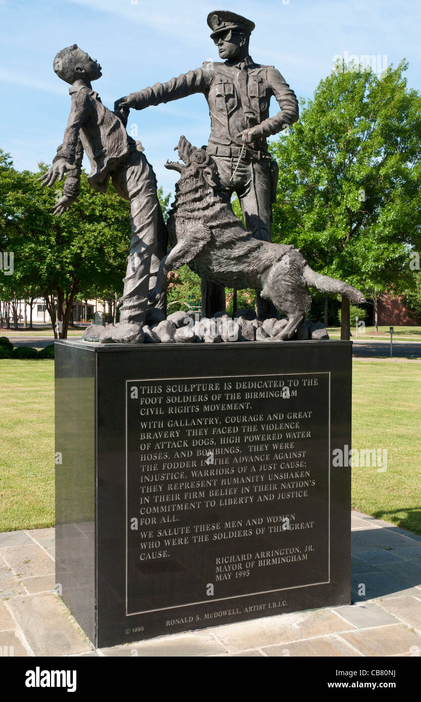 In Alabama, Birmingham, Kelly Ingram Park, statua commemorativa al movimento per i diritti civili, poliziotto con attacchi cane demonstrator Foto Stock