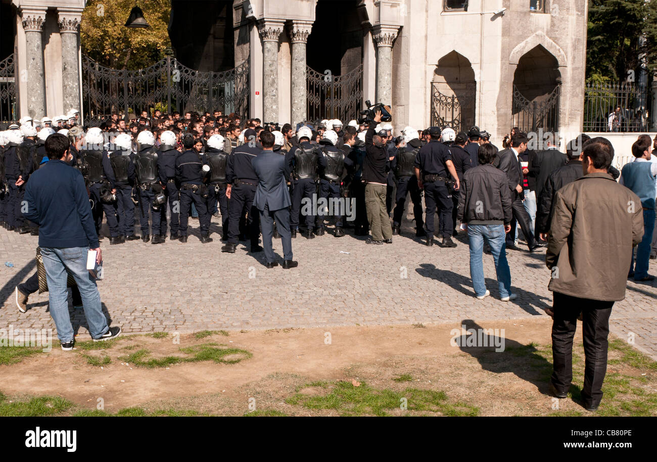 Bagno turco polizia di partecipazione a una manifestazione studentesca all'Università di Istanbul, Mercan, Istanbul, Turchia Foto Stock